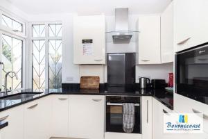 ROBIN by BOURNECOAST - A Lovely Ground Floor Apartment with a Garden and Parking - FM6096