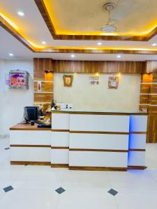 Hotel Manish International Near Kashi Vishwanath Temple