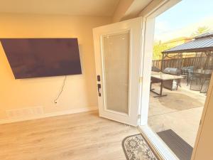 Modern 1-BR Suite EV Charger, Backyard BBQ & Near Square One