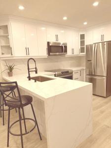 Modern 1-BR Suite EV Charger, Backyard BBQ & Near Square One