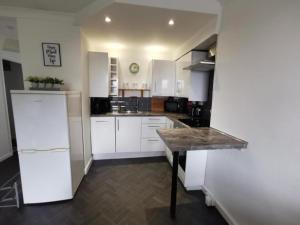 2 Bed - Sleeps 4 - Sea Views - Free Parking