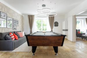 Luxury House with Pool, Garden, AC & Sauna