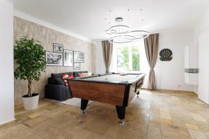 Luxury House with Pool, Garden, AC & Sauna