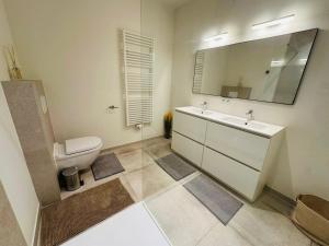 The Central Experience - 2 BR, Bright, Spacious & Central