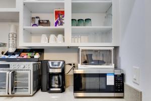 2 Blocks to Main St Foodies Paradise in Alhambra