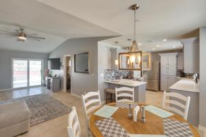 2 Mi to Lake Havasu Home with Patio and Pool