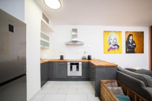 Viktoria - Park & Stay with a Castle View - Free Parking