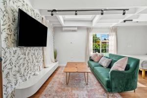 Quiet Upper-Level LA Studio Full Kitchen Prime LA