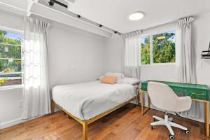 Quiet Upper-Level LA Studio Full Kitchen Prime LA