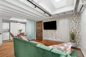 Quiet Upper-Level LA Studio Full Kitchen Prime LA