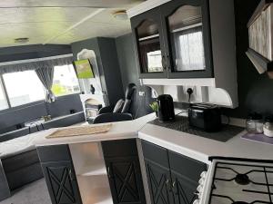 6-Bed Seaside Caravan Free Wifi Pets Welcome