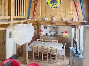 Chalet Duplex au Cœur de la Station avec Balcon et Parking - FR-1-275-222