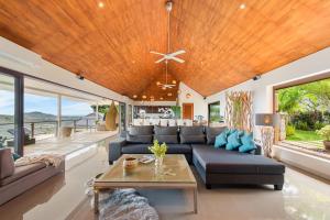 Here and Now Luxurious Sea view & Spa Villa