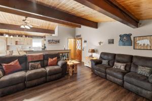 Moonridge Manor - Very lovely cabin in a quiet neighborhood with an amazing hot tub!