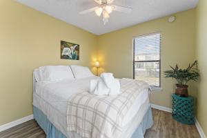 Cozy Beachfront Condo with Pool