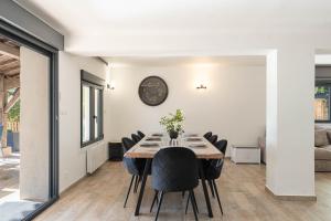 Delycia - Piscine - Jardin - Parking - Calme