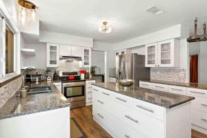 Art Deco Gem-King Suite-Hot Tub-Outdoor Fire Place