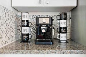 Art Deco Gem-King Suite-Hot Tub-Outdoor Fire Place