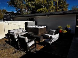 North End blue -Hot Tub - Fire Pit - Downtown -4BR