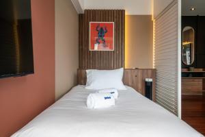 Oceanfront 2BR on Miraflores Malecón Rooftop Pool & BBQ