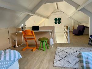 Atmospheric, quietly located polder cottage with private P