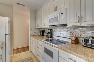 Ocean Views and 2 Decks Beach House in Galveston