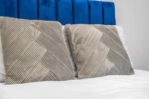 Central 2 Bedroom Apartment with Free Parking Sleeps 8 & Walk to City Centre & Arena