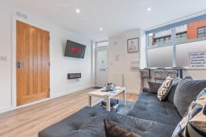 Central 2 Bedroom Apartment with Free Parking Sleeps 8 & Walk to City Centre & Arena