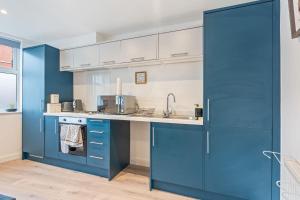 Central 2 Bedroom Apartment with Free Parking Sleeps 8 & Walk to City Centre & Arena