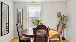 Elegant Escape Minutes from Downtown & UIC