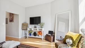 Elegant Escape Minutes from Downtown & UIC