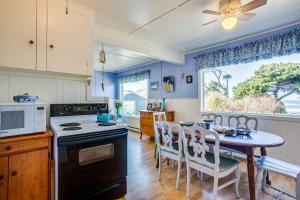 Ocean View with Hot Tub Miles Of Sandy Beach! Abalone Beach Cottage