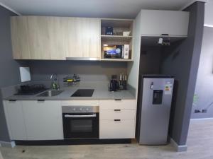 Depto Santiago centro, a metros del museo La Moneda, Plaza de Armas con Piscina, aire acondicionado y terraza, Facturable