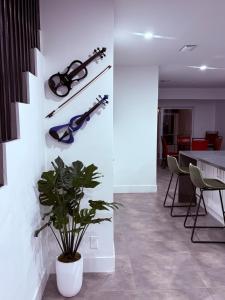 3-BDR Guitar House, Walk to Casino, located close to EVERYTHING!