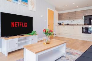 Spacious 2BR Business Stay, Super Fast Wi-Fi, Parking & Sea View