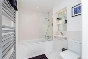 Spacious 2BR Business Stay, Super Fast Wi-Fi, Parking & Sea View