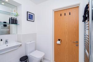 Spacious 2BR Business Stay, Super Fast Wi-Fi, Parking & Sea View