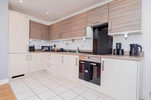 Spacious 2BR Business Stay, Super Fast Wi-Fi, Parking & Sea View