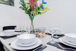 Spacious 2BR Business Stay, Super Fast Wi-Fi, Parking & Sea View