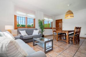 Chalet a pie Cala Forn con piscina