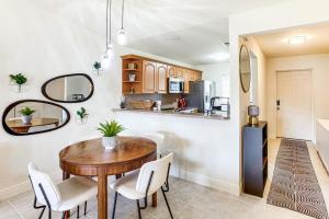 Golf Getaway Cape Coral Condo 1 Mi to River!