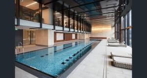 Flinders St Luxury - Free Parking, Gym, Pool & Sauna