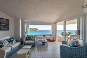 Seafront Villa with private pool img4