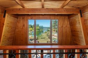 Vintage Lakeview Retreat - Lakefront