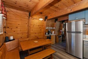 Vintage Lakeview Retreat - Lakefront