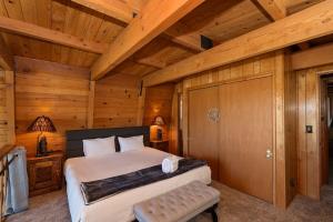 Vintage Lakeview Retreat - Lakefront