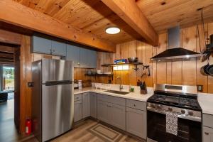 Vintage Lakeview Retreat - Lakefront