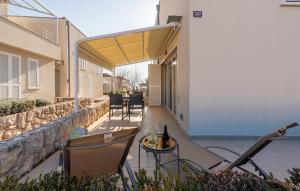 1 Bedroom Awesome Apartment In Petrcane