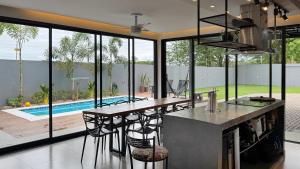 Casa em Foz do Iguaçu com piscina, churrasqueira e ar-condicionado em todos os cômodos