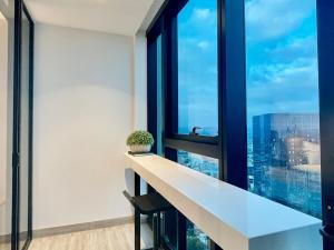 Victoria One - 3beds Central CBD, Modern & High floor with Great views!